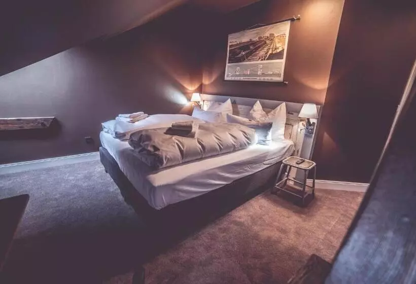 Suite Familiar, Luis