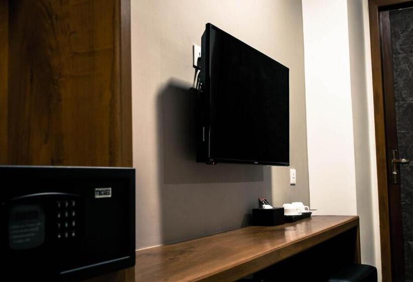 سوییت جونیور لوکس, Point Boutique