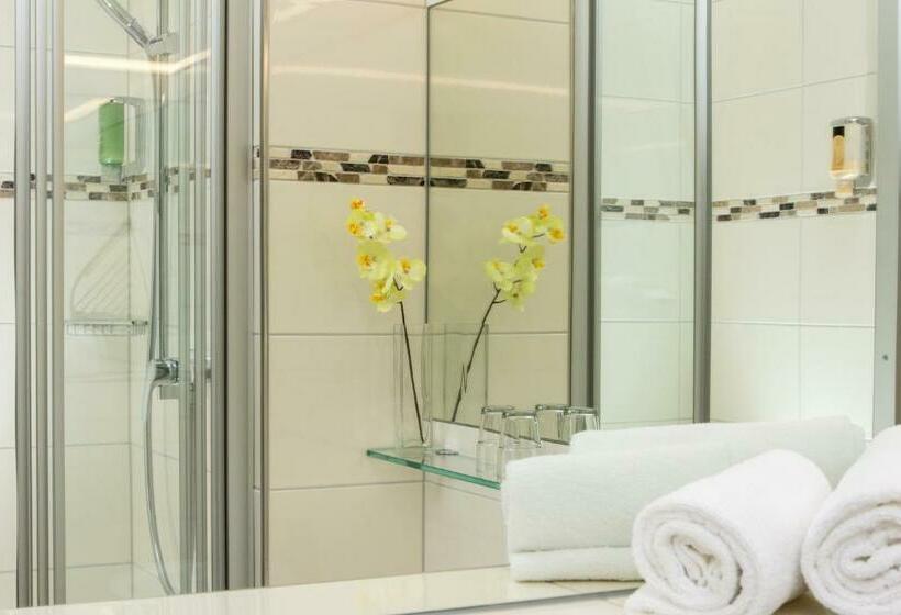 Номер Deluxe, Six