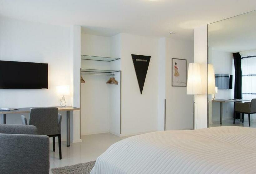 Номер Deluxe, Six