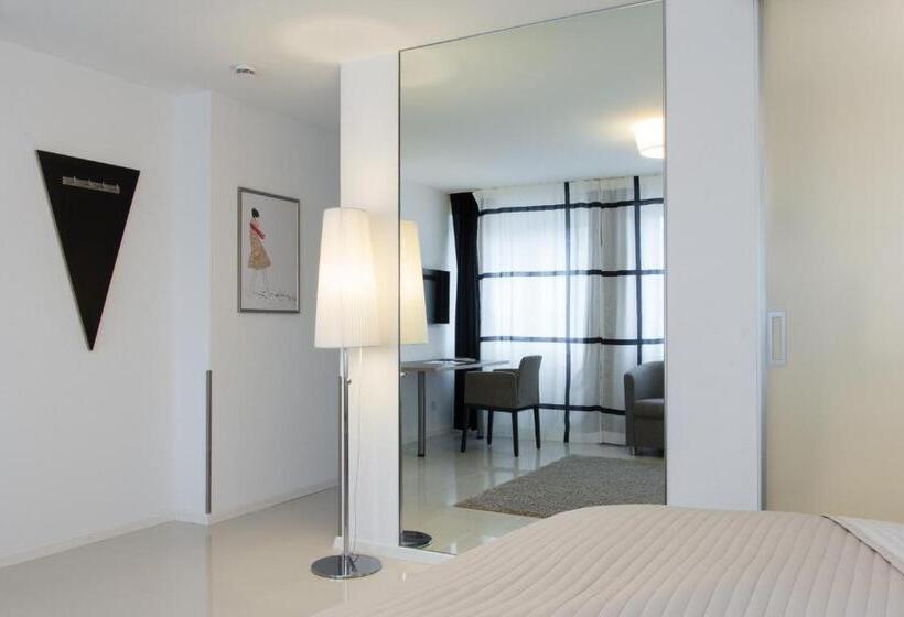 Номер Deluxe, Six