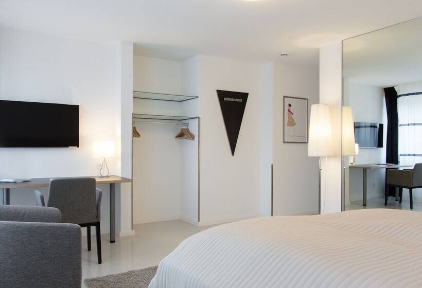 Номер Deluxe, Six