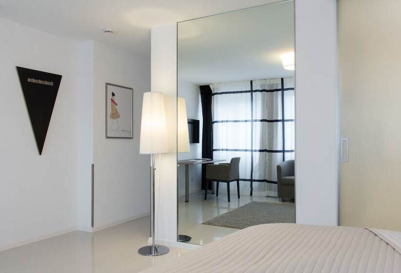 Номер Deluxe, Six