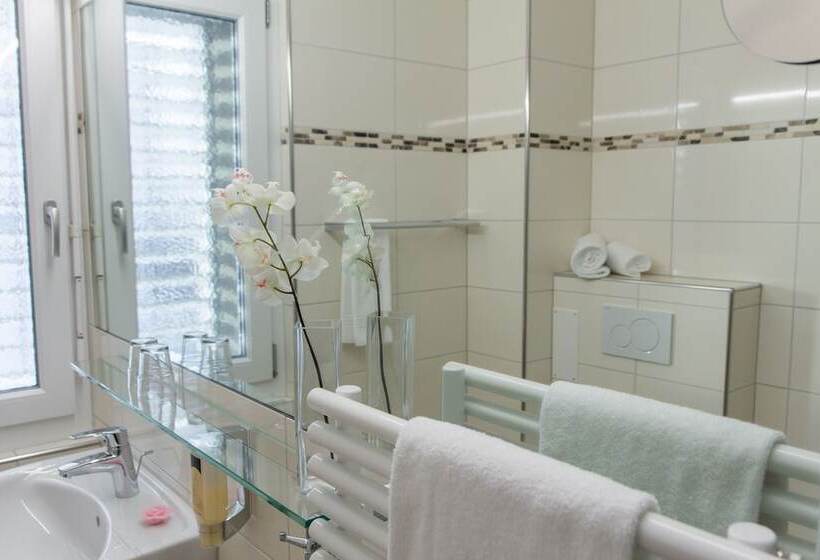 Номер Deluxe, Six