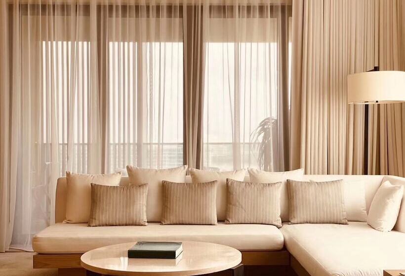 סוויטה צדדית נוף לים, The Sanya Edition