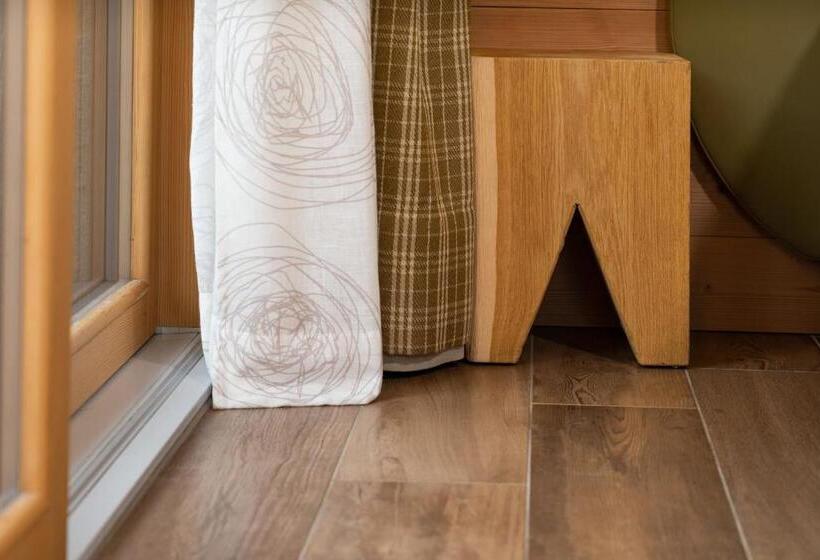 חדר סטנדרט לשלושה, Green Rose