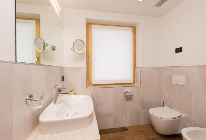 חדר דלוקס לשלושה, Green Rose