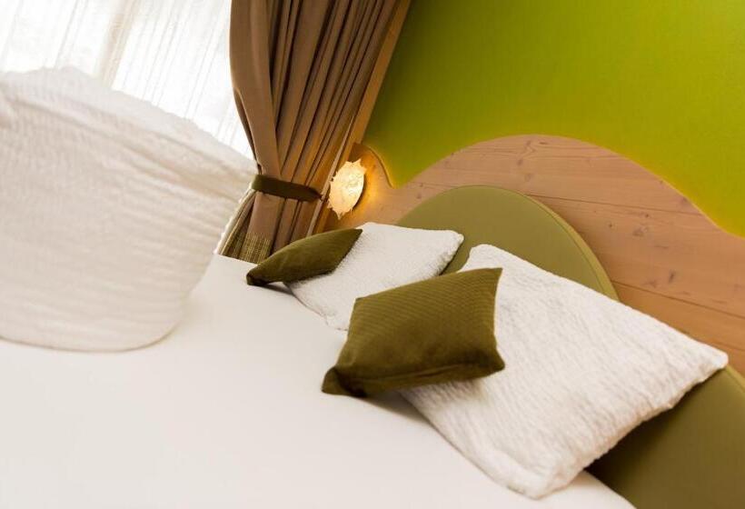 חדר דלוקס לשלושה, Green Rose