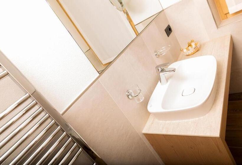 חדר דלוקס לשלושה, Green Rose