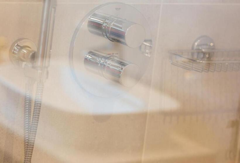 חדר דלוקס לשלושה, Green Rose