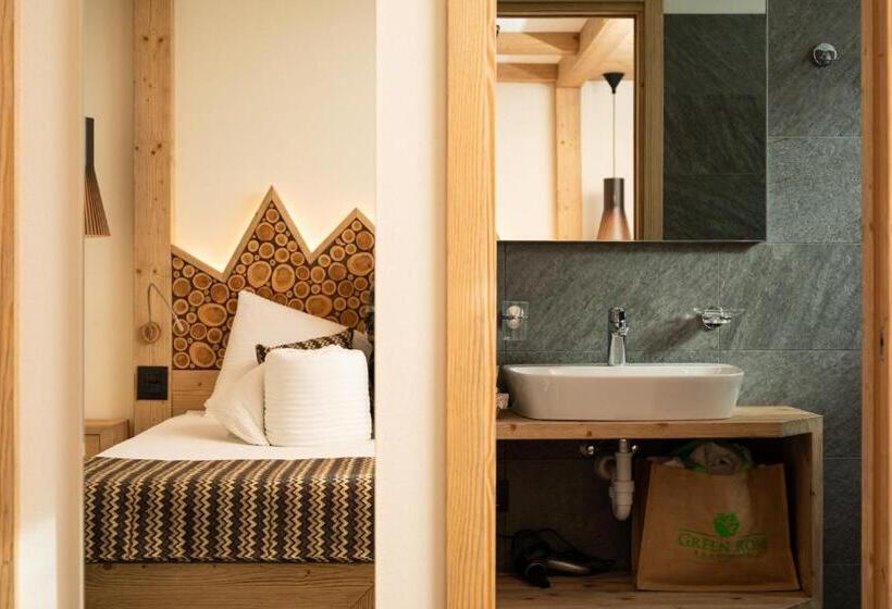 חדר יחיד נוף לגינה, Green Rose