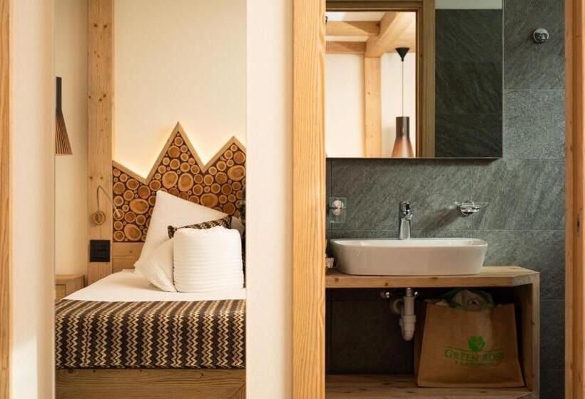 חדר יחיד נוף לגינה, Green Rose