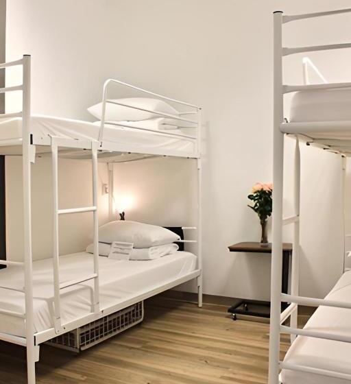 Bed in een Gedeelde Kamer, Warsaw Hostel Centrum Private Rooms & Dorms