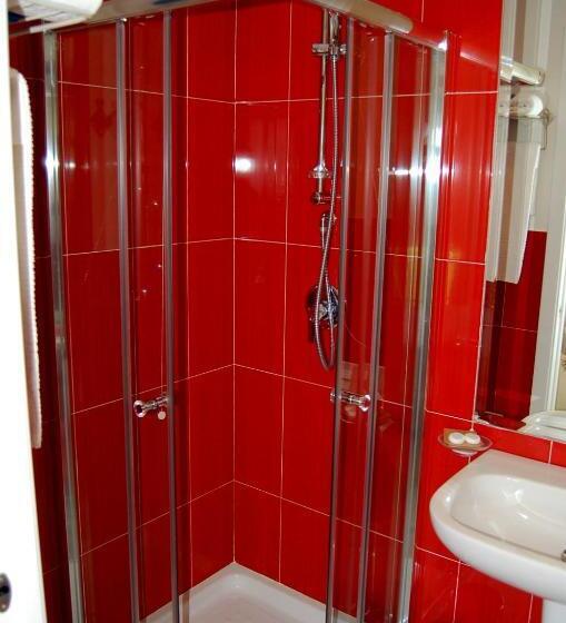 标准三人间, Budoni Beach