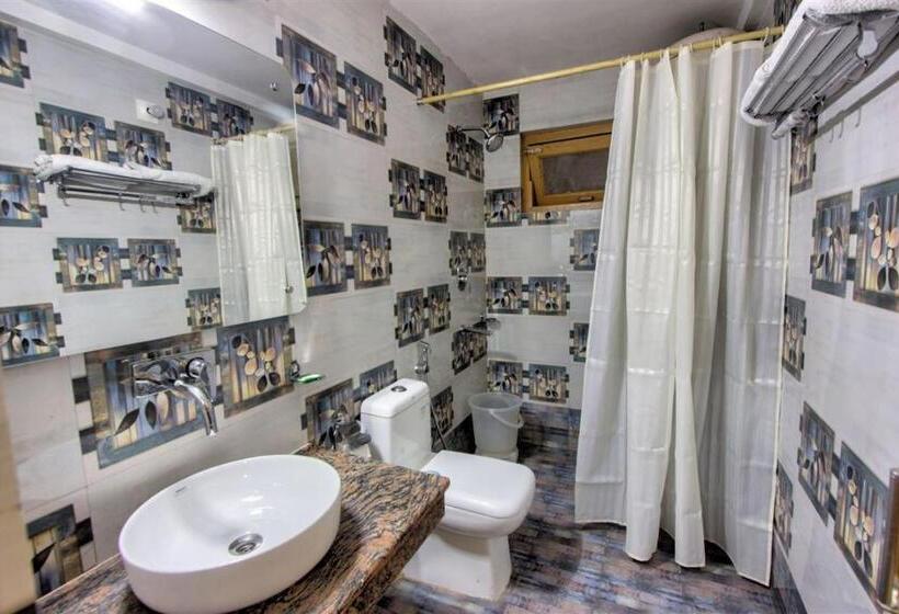 חדר משפחתי דלוקס, Samiru Manali