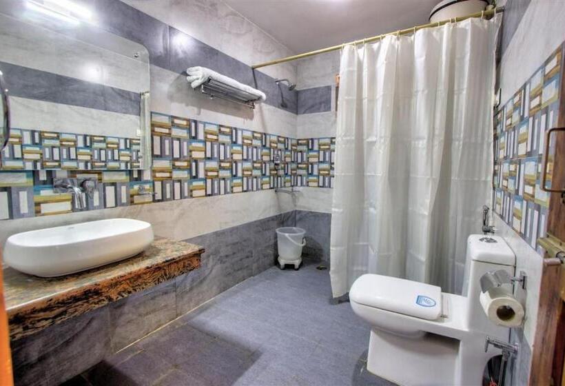 חדר משפחתי דלוקס, Samiru Manali