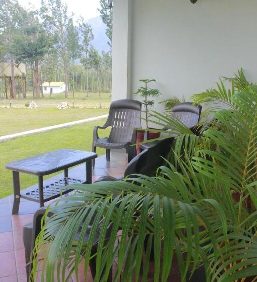 豪华三人间, Singaras Coffee Country