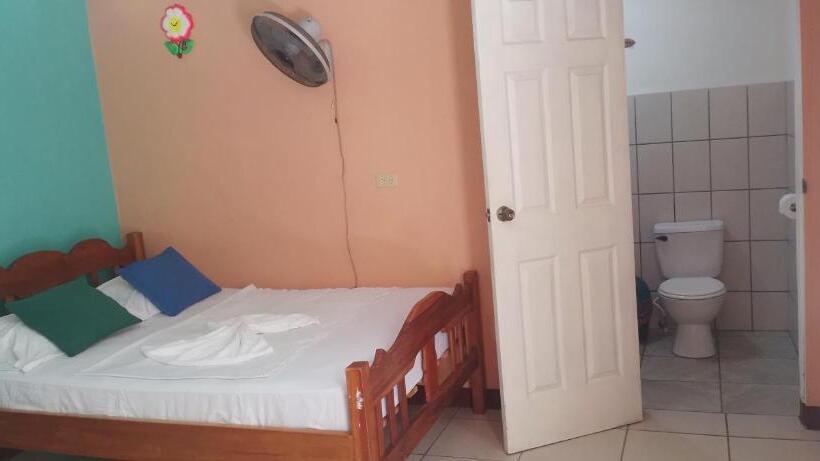 غرفة قياسية ثلاثية, Hostal Miraflores B&b