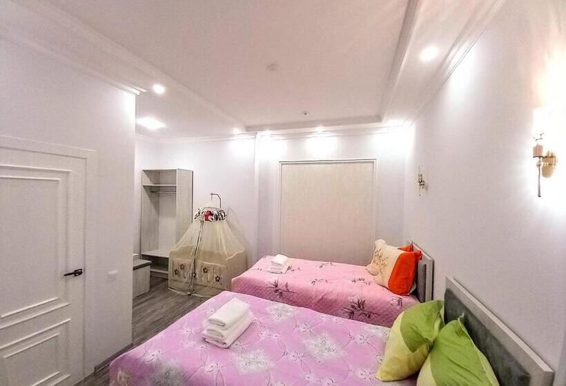 חדר משפחתי, Sitarabonu