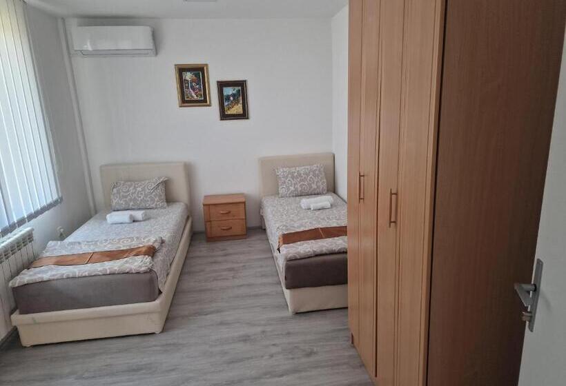 اتاق استاندارد با سرویس بهداشتی مشترک, Saradis