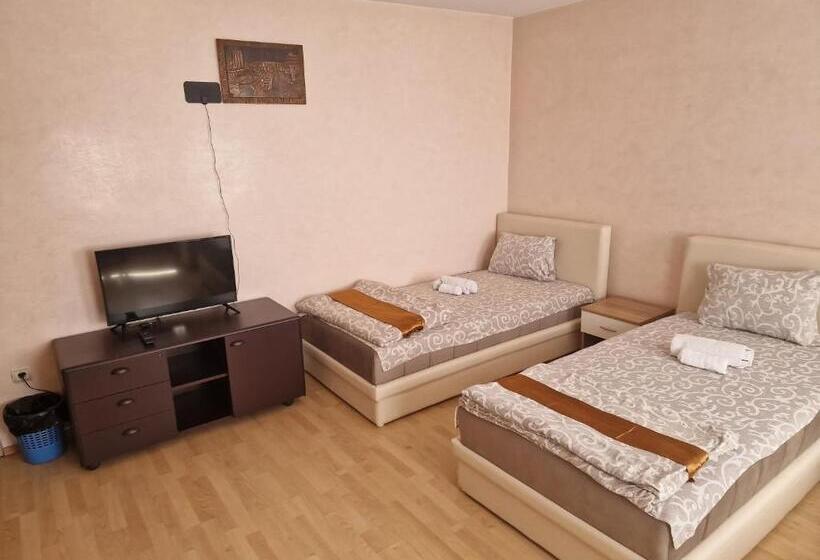 اتاق استاندارد چهارنفره با سرویس بهداشتی مشترک, Saradis