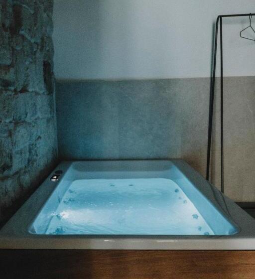 Номер Стандарт с Гидромассажем, Al 22 Suite & Spa Luxury Experience