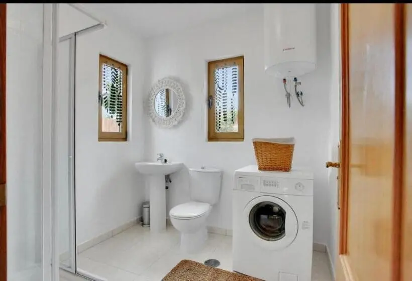 Standard-huone Allasnäkymä, Villa Amrita