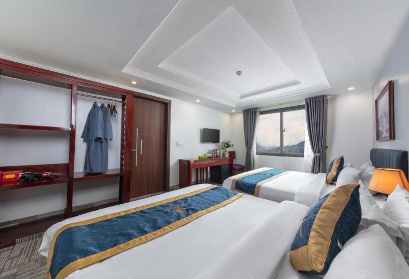 اتاق خانوادگی با چشمانداز کوه, Central Sapa March