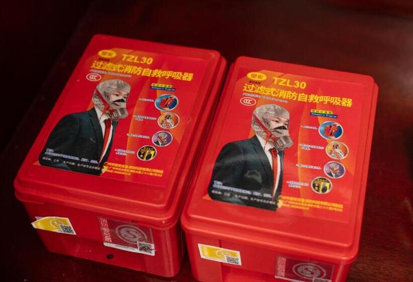 اتاق خانوادگی با چشمانداز کوه, Central Sapa March