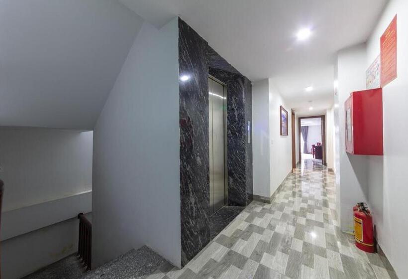 اتاق لوکس, Central Sapa March