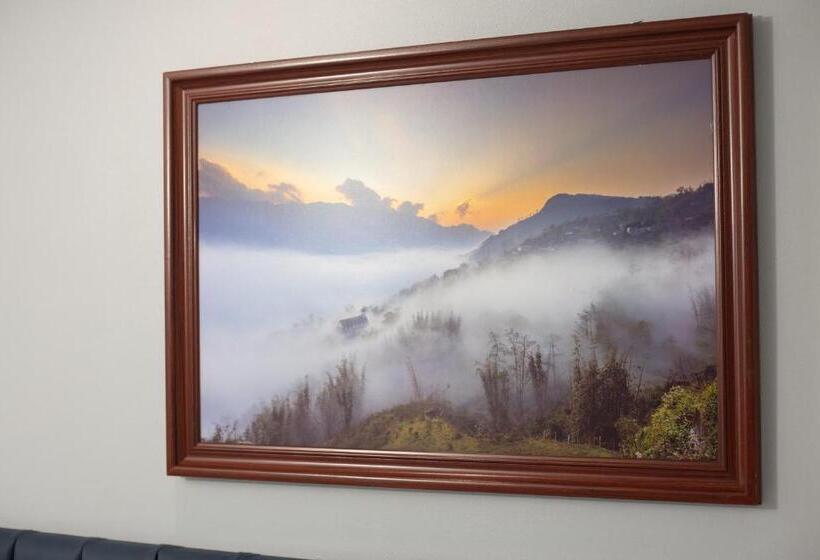 اتاق خانوادگی با چشمانداز کوه, Central Sapa March