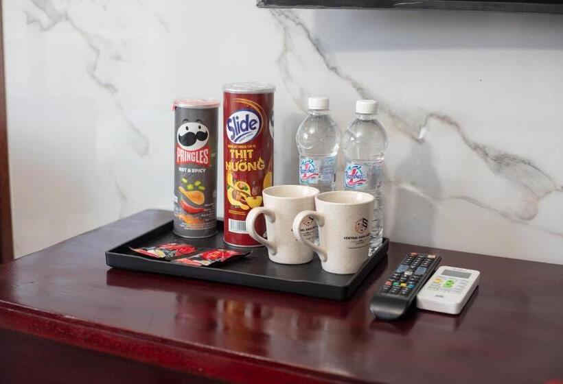 اتاق خانوادگی با چشمانداز کوه, Central Sapa March