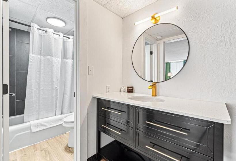 جناح مطلّ علي الجبل, The Mallard Hotel & Suites