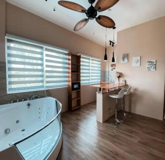 اتاق لوکس با تخت بزرگ, Moalboal Lrs Lovers Nest