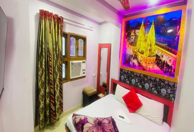 Quarto Deluxe, Staymaker Hotel Aditya 1 Km From Kashi Vishwanath Temple