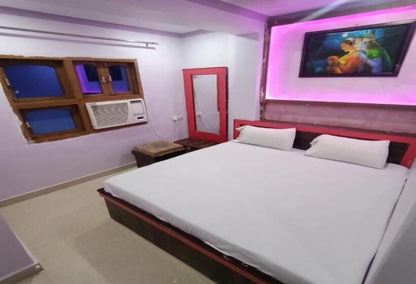 Quarto Deluxe, Staymaker Hotel Aditya 1 Km From Kashi Vishwanath Temple