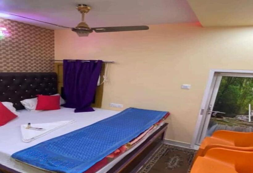 Quarto Deluxe, Staymaker Hotel Aditya 1 Km From Kashi Vishwanath Temple