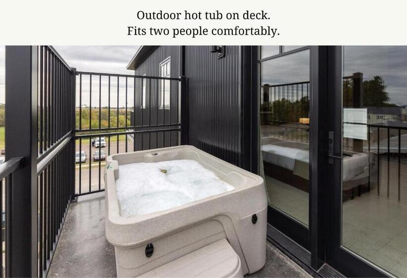 جناح مزود بجاكوزى, The Atlee Suites