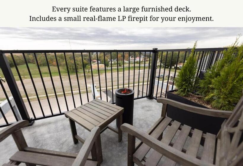 جناح مزود بجاكوزى, The Atlee Suites