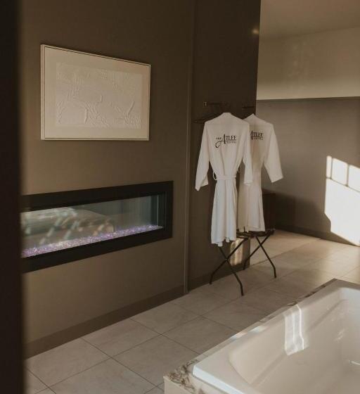 جناح مزود بجاكوزى, The Atlee Suites