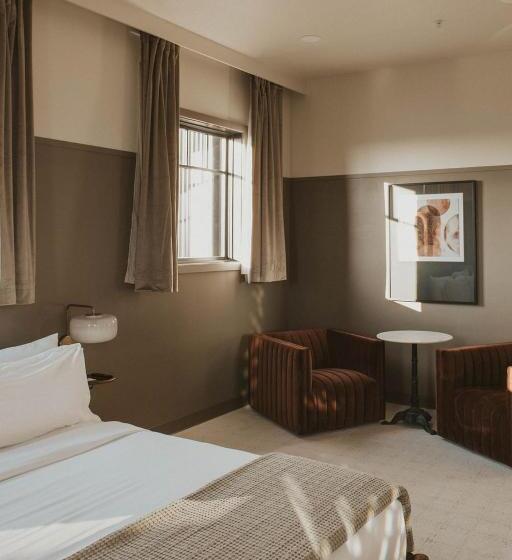 جناح مزود بجاكوزى, The Atlee Suites