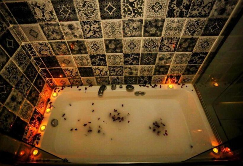 اتاق لوکس با تخت بزرگ, Sara Sui̇t