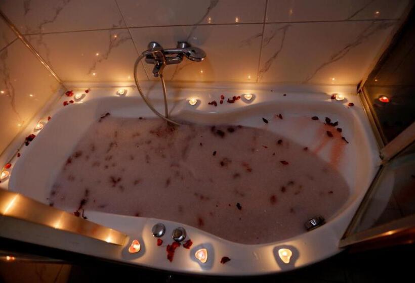 اتاق لوکس با تخت بزرگ, Sara Sui̇t