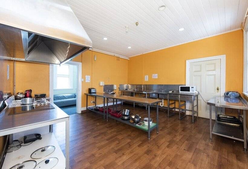 سرير فى غرفة مشتركه, The Old Swan Barracks   Hostel