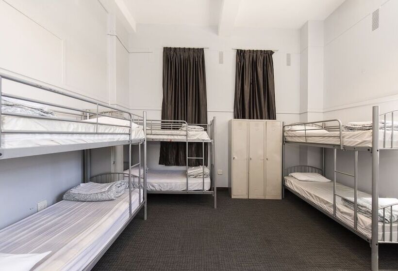 سرير فى غرفة مشتركه, The Old Swan Barracks   Hostel