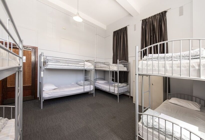 سرير فى غرفة مشتركه, The Old Swan Barracks   Hostel