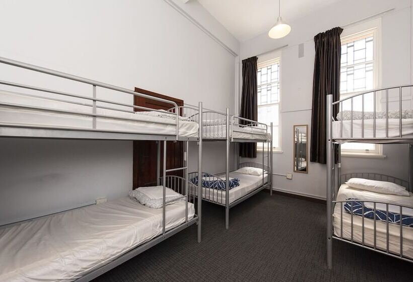 سرير فى غرفة مشتركه, The Old Swan Barracks   Hostel