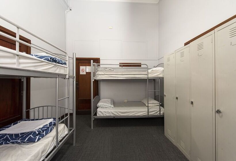 سرير فى غرفة مشتركه, The Old Swan Barracks   Hostel