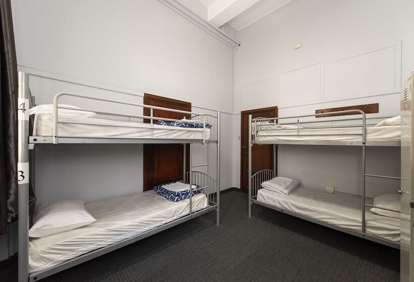 سرير فى غرفة مشتركه, The Old Swan Barracks   Hostel
