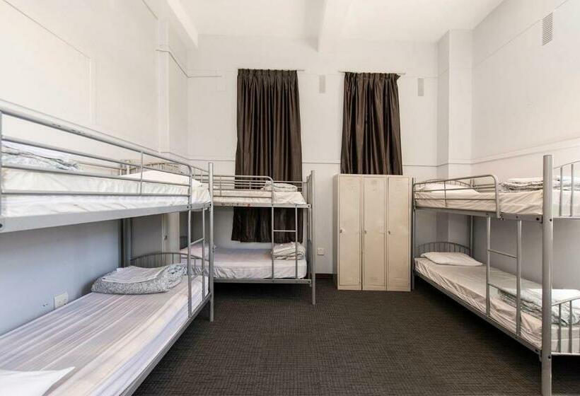سرير فى غرفة مشتركه, The Old Swan Barracks   Hostel